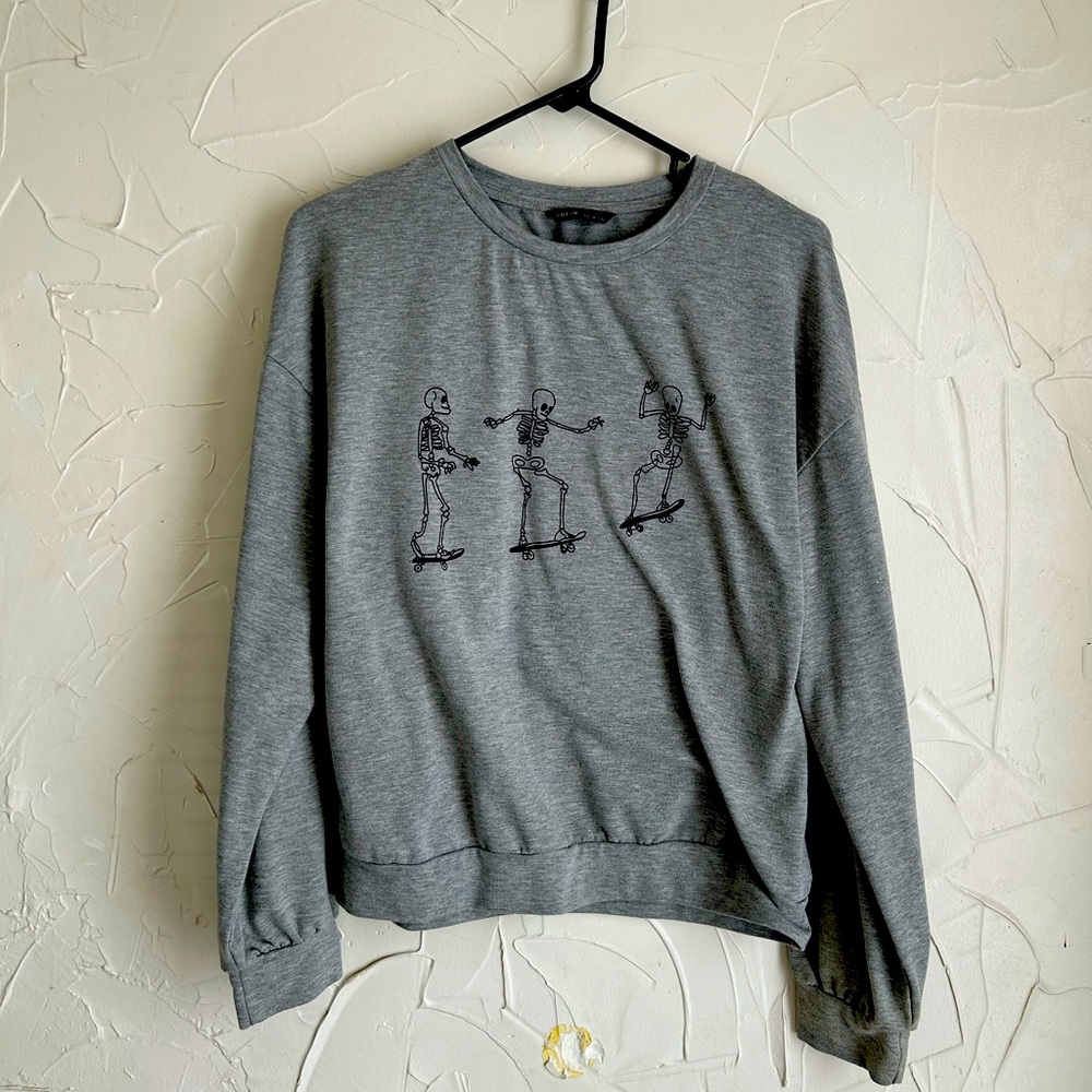 Small Skater-Style Gray Sweatshirt with Skating Skeletons Design